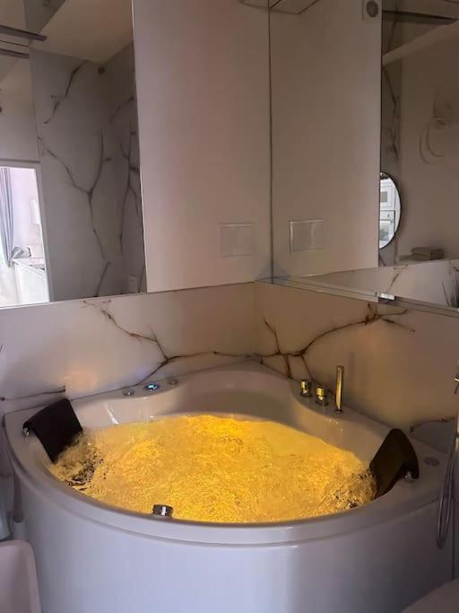 Salt Inn Apartments No 2 - Jacuzzi Величка Екстериор снимка