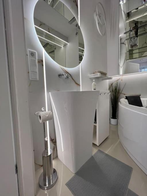 Salt Inn Apartments No 2 - Jacuzzi Величка Екстериор снимка